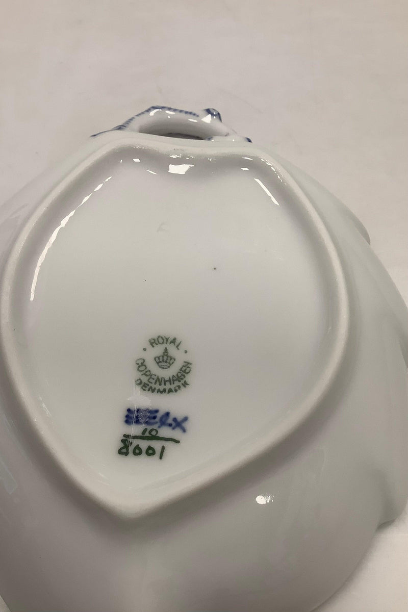 Royal Copenhagen Blå Blomst Flettet Bladformet Skål No 8001. Måler 18cm / 7.09 inch og er i god stand.