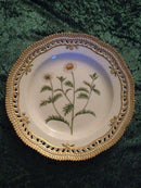 Royal Copenhagen Flora Danica Dinner Plate with pierced border 20/3553. Measures 25cm and is in good condition. Latin inscription: "Acer platanoides L."