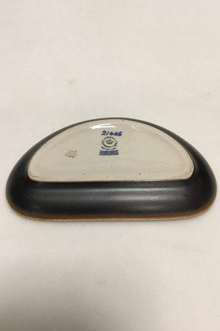 Royal Copenhagen Halvmåneformet stentøjsaskebæger med løbende hest No 21665