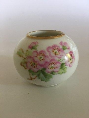 Royal Copenhagen Miniatur-Vase mit Rosen in Überglasur.