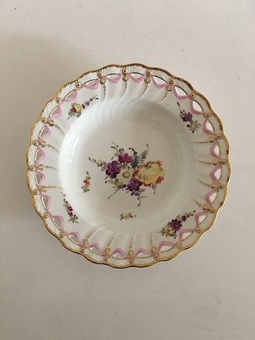 Royal Copenhagen Fuld Saksisk Blomst Dyb Tallerken med Gennembrudt Blondekant fra 1860-1890