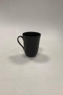 Royal Copenhagen Sort Riflet kop med hank No 497