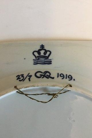 Royal Copenhagen Unika Fajance ottekantet platte dekoreret med ged der spiser af et træ