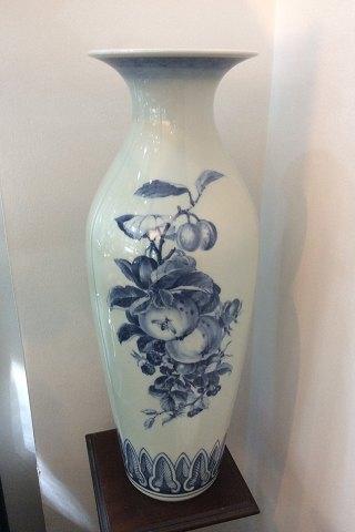 Royal Copenhagen Unika Vase af Oluf Jensen med blomster, frugter og Bier fra 1920