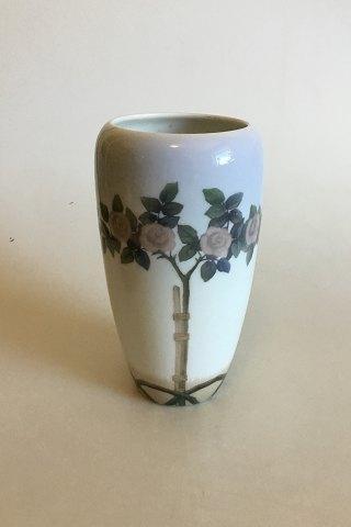 Royal Copenhagen Vase 903/1049 mit Rosenmotiv