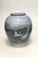 Royal Copenhagen vase dekoreret med Gæs og Ænder i landskab Nr. 1508/35B