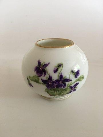 Royal Copenhagen Vase mit lila Blumenmotiv