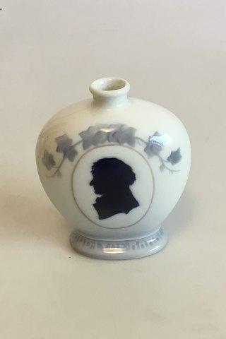 Royal Copenhagen Vase mit Silhouette von Kamma Rahbek und Knud Lyne Rahbek Nr. 2066 PMN