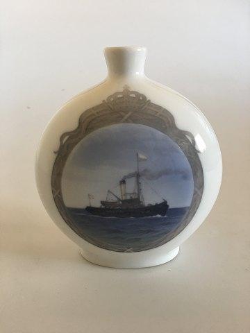 Royal Copenhagen Vase No 1715 med Skibsmotiv og rigsvåbenets tre løver og ni hjerter