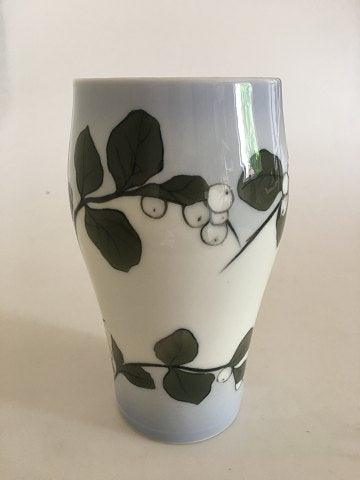 Royal Copenhagen Vase Nr. 204/65A mit Schneebeeren-Motiv