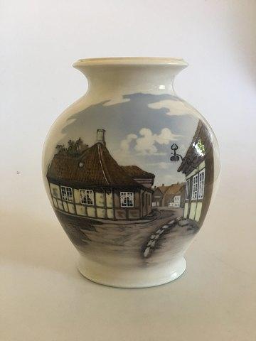 Royal Copenhagen Vase Nr. 4588 mit Dorfmotiv