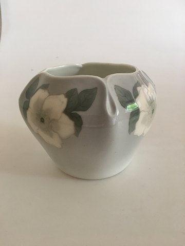 Royal Copenhagen Vase Nr. 933/423 mit weißen Rosen