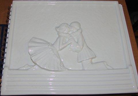 Einzigartiges Stoffrelief von Edith Willumsen, hergestellt bei Bing & Grondahl