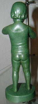 Ipsens Enke Figur af Pige der binder skjorte af Adda Bonfils