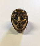 ジェーンがデザインした真鍮製のリング？