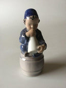 Royal Copenhagen Figur af Dreng på tønde med Horn No. 3689