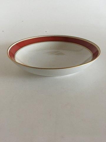 Bing Grondahl Egmont深盘/碗22号。白色带酒红色边缘和金线