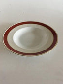 Bing Grondahl Egmont Deep Plate No 22。白色带酒红色边缘和金线