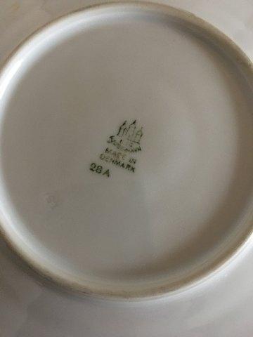 Bing Grondahl Egmont Side Plate No 28A。白色带酒红色边缘和金线