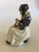 Royal Copenhagen Figur einer Bäuerin mit Tuch Nr. 1317