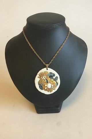 Royal Copenhagen Vedhæng a fporcelæn med gulddekoration. Designet af Nils Thorson. Sterling sølv af Anton Michelsen