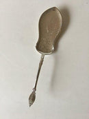 Schöner verschnörkelter Silberlöffel mit gebogenem Griff. CAB