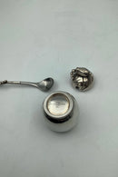 Georg Jensen Sterling Sølv Magnolia Sennepskrukke med ske No. 2A  Måler 8cm / 3.15 inch  Vejer 79,4 gram / 2.80 oz