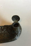 带墨盒的青铜笔架。装饰有猫头鹰