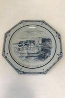 Unika Royal Copenhagen ottekantet fad af porcelæn, dekoreret i underglasur blå med hest i indhegning