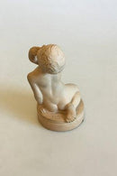 P. Ipsens Enke Terracottafigur af siddende dreng No 862