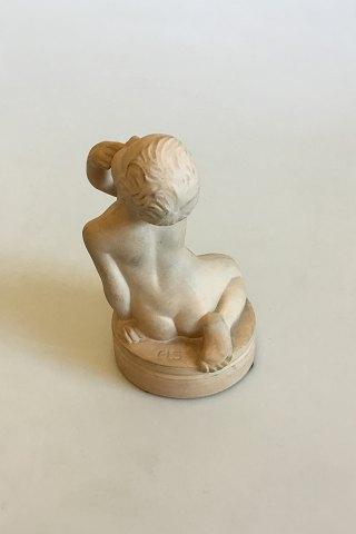 P. Ipsens Enke Terracottafigur af siddende dreng No 862