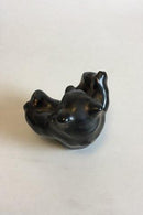 Royal Copenhagen Stentøjsfigur Bjørneunge på ryggen No. 22747