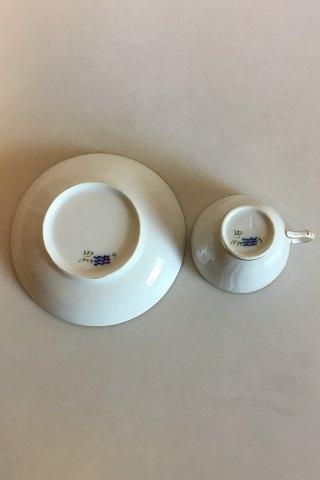 Royal Copenhagen Hvid Svejfet Kaffekop med underkop No 1549 med takket guldkant (Stel 387 / Josephine) Kaffekop med underkop No 1549