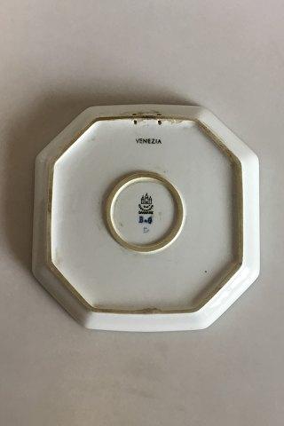 Bing og Grøndahl Alfabet Platte Venedig. Designet i 1933-1934 af Ove Larsen