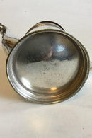 シルバープレート製の水差し、ヒンジ式の蓋、DSBのロゴ入り。