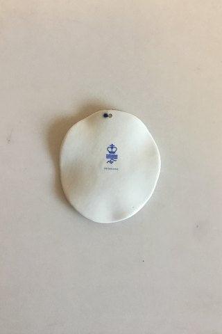 Royal Copenhagen Vedhæng af porcelæn med gulddekoration. Designet af Nils Thorson