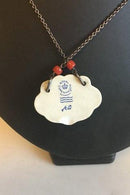 Royal Copenhagen Vedhæng af porcelæn designet af Arje Griegst. Sterling sølv af Anton Michelsen