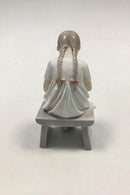 ビング＆グロンダール スツールの上で刺繍をする少女のフィギュア No 1879