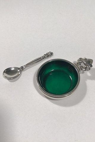 Georg Jensen Sterling Silver King Saltcellar No 62 (Green enamel) とソルトシェーカー。
