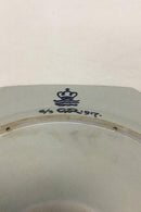 Unika Royal Copenhagen ottekantet fad af porcelæn, dekoreret i underglasur blå med fugle i neg