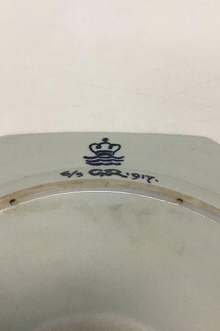 Unika Royal Copenhagen ottekantet fad af porcelæn, dekoreret i underglasur blå med fugle i neg