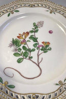 Royal Copenhagen Flora Danica Lunch Plate No 20/3554 mit durchbrochenem Rand.