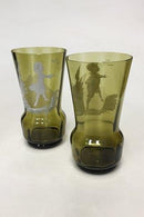 Vermutlich deutsches Glas. Set aus zwei Vasen aus grünem Glas mit weißem Dekor