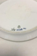 Royal Copenhagen Musselmalet Riflet Stort rundt fad No 109. Kanten er slebet af