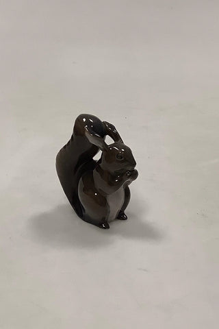 Royal Copenhagen Figur Egern med nød No. 982