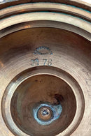 Par antikke lysestager i messing fra E.A. Næsman & Co Eskilstuna i Sverige