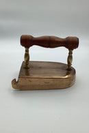 Skandinavisk butsnudet strygejern i messing fra slutningen af 18. århundrede