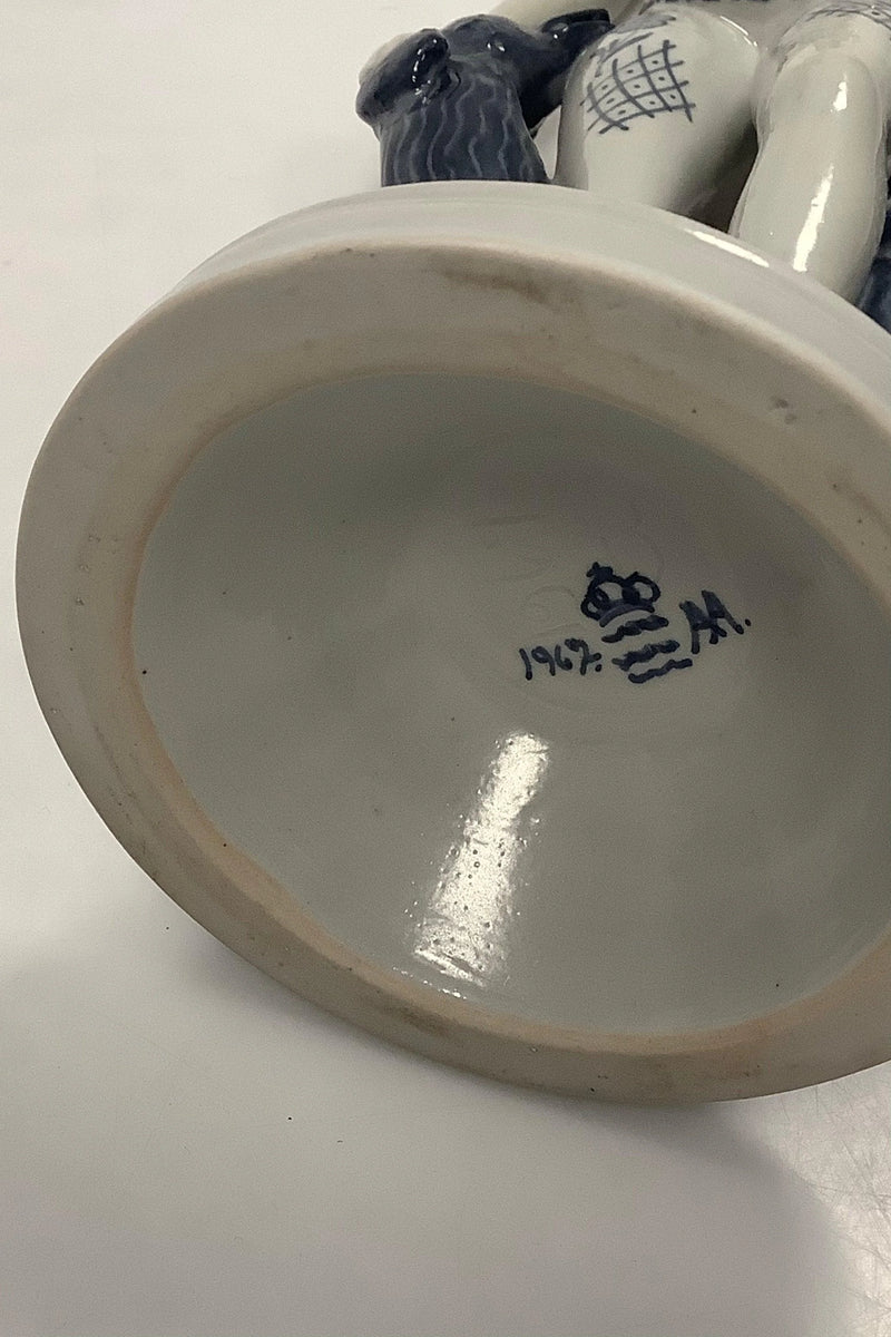 Royal Copenhagen Georg Thylstrup Figur af Pige med hund No 1967