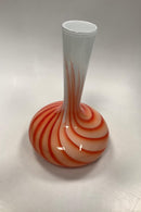 Glasvase in weißen und roten Farben Skandinavisch