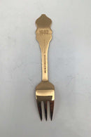 A. Michelsen Julekagegaffel 1982 I forgyldt Sterling Sølv med emalje